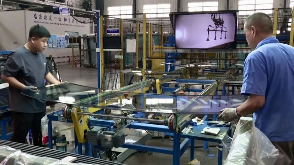 明池玻璃 商乘雙線突圍，新材料技術(shù)驅(qū)動(dòng)多元產(chǎn)品走俏主流車企